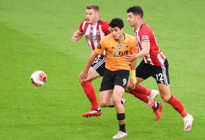 Raúl Jiménez (9) fue titular, pero no pudo impedir la derrota del Wolverhampton 1-0 sobre Sheffield United. (EFE)