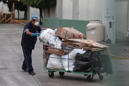 Los trabajadores enfrentan un riesgo al recolectar cubrebocas y otros insumos utilizados para prevenir la transmisión de COVID-19.