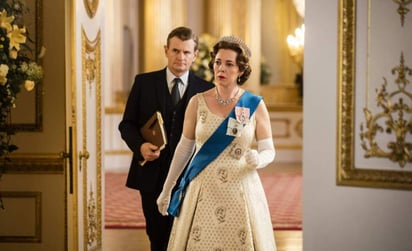 La serie The Crown, que cuenta la historia de la reina Isabel II de Inglaterra desde que sucedió a su padre Jorge VI en el trono, tendrá finalmente una sexta temporada, según confirmó este jueves su creador, Peter Morgan. (ESPECIAL) 