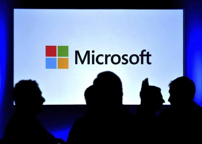 La multinacional estadounidense Microsoft anunció una nueva modalidad para su plataforma de trabajo remoto Teams que simula un aula o auditorio físico, de manera que los participantes comparten el mismo espacio virtual e incluso pueden interactuar entre ellos. (ESPECIAL) 