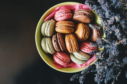 Las famosas galletas francesas muy crujientes por fuera y suaves por dentro, deben gran parte de su popularidad actual a su apariencia, pues lo cierto es que sus llamativos colores no pasan desapercibidos, suelen ser descritos como una caja de acuarelas.  (ESPECIAL)