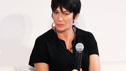 Las autoridades federales reemplazaron ropa y sábanas de tela por atuendos de papel a Ghislaine Maxwell, quien por mucho tiempo fue confidente del magnate Jeffrey Epstein, ante el temor que intente quitarse la vida tras su arresto. (ESPECIAL) 