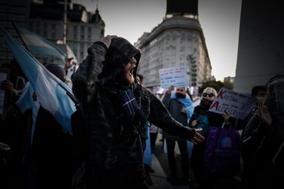 Las protestas se dieron luego de que Argentina registró este jueves un nuevo récord diario de positivos de coronavirus. (EFE) 