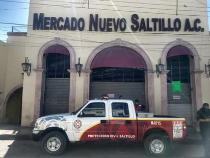 El mercado tenía abiertos locales de venta de ropa, artículos electrónicos, gorras deportivas, zapatos, juguetes y otros.
