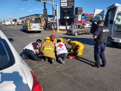 La unidad se impactó contra el costado delantero derecho de un automóvil Dodge Avenger, modelo 2008, color gris, conducido por Miguel Adrián de 21 años de edad, el cual circulaba por la calle Lerdo de Tejada de sur a norte.
(EL SIGLO DE TORREÓN)