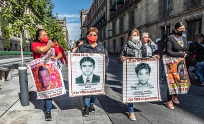 Los padres de los normalistas ingresaron por la calle de Corregidora, sin dar declaraciones, luego de que les pasaran lista en uno de los accesos de Palacio Nacional.
(EL UNIVERSAL)