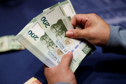 El peso mexicano se cotizó esta semana en mínimos de 22.15 y máximos de 22.89 por dólar debido a factores como el desarrollo de la pandemia del coronavirus SARS-CoV-2 y la debilidad de los datos económicos de México, de acuerdo con analistas. (ARCHIVO)