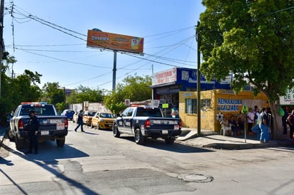 Vecinos de la colonia Gustavo Díaz Ordaz se manifestaron por la falta de agua en su colonia desde hace una semana; recibieron apoyo de una pipa enviada por el Simas Torreón.