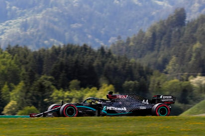 Hamilton elevó a 89 su propio récord histórico de 'poles' en Fórmula Uno tras dominar la lluviosa calificación del circuito de Spielberg, en la que cubrió los 4,318 metros de la pista estiria en un minuto, 19 segundos y 702 milésimas, 787 menos que el holandés Max Verstappen (Red Bull), que saldrá junto a él desde la primera fila.
(EFE)