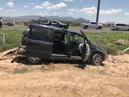 Tras el contacto, el vehículo familiar se salió del camino y terminó a un costado de las parcelas a 20 metros de la cinta asfáltica. (EL SIGLO DE TORREÓN)