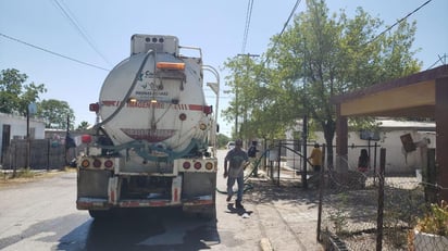 Vecinos de cuatro colonias de Piedras Negras que son suministradas de agua potable a través del tanque elevado doctores, dieron a conocer que en las últimas semanas ha empeorado el problema del suministro de agua potable; situación por la cual el SIMAS repartió agua en pipas a los usuarios de dicho sector habitacional. (ARCHIVO)