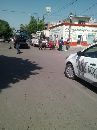 La mujer que resultó lesionada; viajaba como acompañante en una motocicleta de la marca Italika, de color rojo. (EL SIGLO DE TORREÓN)