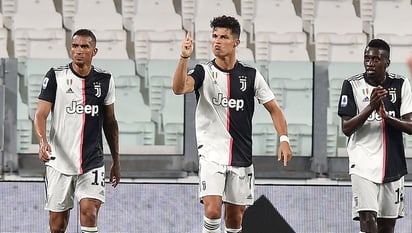 Cristiano (d) celebra luego de anotar uno de sus dos tantos ayer, en el empate 2-2 ante Atalanta. (EFE)