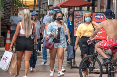 Florida batió este domingo el récord nacional de nuevos casos de COVID-19 al sumar 15,300 confirmados. (ARCHIVO)