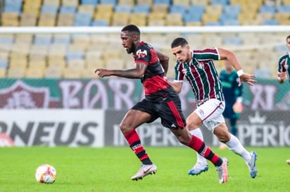 El Flamengo, vigente campeón brasileño y de la Copa Libertadores, dio un paso más para alcanzar el título del Campeonato Carioca al vencer por 2-1 al Fluminense en el partido de ida de la final del torneo, jugado este domingo en el estadio Maracaná de Río de Janeiro. (CORTESÍA)