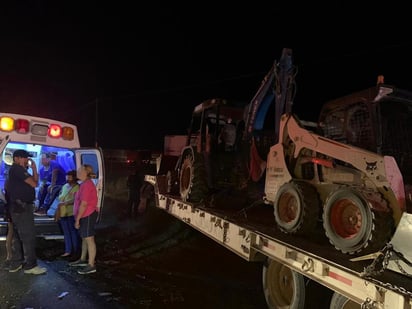 La camioneta Ford Explorer se impactó contra un tráiler que se encontraba estacionado a un costado del camino. (EL SIGLO DE TORREÓN)