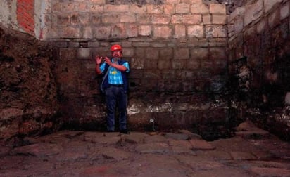 Los descubrimientos se hicieron como parte de los trabajos del Programa de Arqueología Urbana (PAU), encabezados por Raúl Barrera Rodríguez, y su colaborador José María García Guerrero, que se hacen en ese sitio donde también se realizan obras de rehabilitación para el inmueble del Nacional Monte de Piedad.
(ESPECIAL)