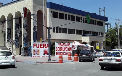 El presidente municipal, Jesús Alfredo Paredes López, rechazó hablar del tema de los regidores que montaron un plantón en el exterior del Palacio de Gobierno Municipal, “Cada quien hace su lucha; vienen tiempos políticos“ expuso el alcalde y agregó que “chamba mata grilla”. (SERGIO RODRÍGUEZ)