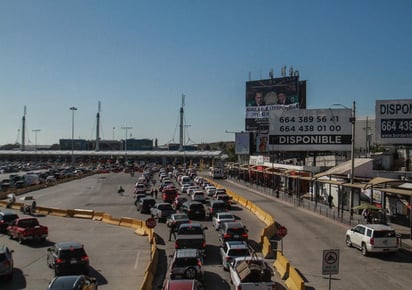 México y Estados Unidos extendieron por 30 días más las restricciones para viajes no esenciales ante el aumento de contagios de COVID-19. (ARCHIVO)