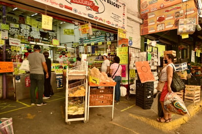 El director de Plazas y Mercados llamó a las personas a acudir solamente a las compras necesarias. (ÉRICK SOTOMAYOR)