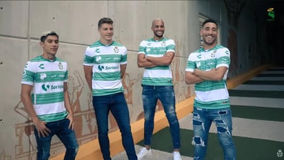 Santos Laguna dio a conocer el nuevo diseño de su uniforme rumbo al torneo Guard1anes 2020. (ESPECIAL)
