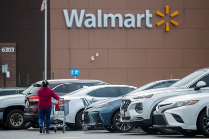 La mayor cadena de supermercados de Estados Unidos Walmart obligará a todos sus clientes a llevar tapabocas a partir del 20 de julio. (ARCHIVO) 