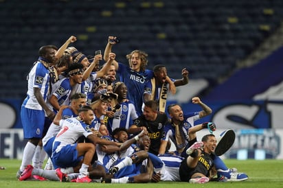 Jesús Manuel 'Tecatito' Corona participó en el triunfo del Porto ante el Sporting de Lisboa, convirtiéndose así en campeón de la Liga de Portugal. (ARCHIVO)