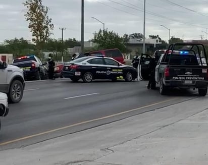 Tras ignorar la orden de detenerse que le realizó una unidad de Tránsito y Vialidad, el conductor de una camioneta generó una fuerte movilización policíaca por el bulevar Manuel Pérez Treviño, una de las vialidades más importantes de la ciudad y por la que condujo en reversa, al parecer bajo los influjos de una droga. (RENÉ ARELLANO)