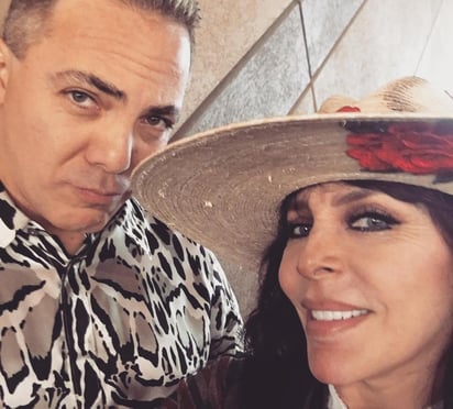 Cristian Castro y su madre, Verónica Castro, dieron de que hablar, luego de que Yolanda Andrade hablara para un medio argentino afirmando que hace unos años el cantante agredió físicamente a la diva de las telenovelas mexicanas. (CORTESÍA)