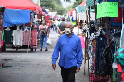 Llaman autoridades a que asistentes a los 12 tianguis abiertos acaten las medidas sanitarias. (EL SIGLO DE TORREÓN)