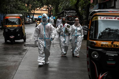 Los datos actualizados diariamente por el Ministerio de Salud develan que entre el jueves y el viernes se registraron 34.956 nuevos casos en todo el país, elevando la cifra total a 1,003,831 infectados. (EFE)