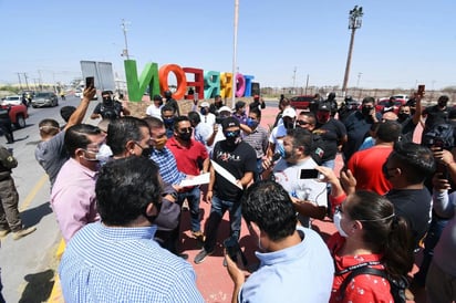 La aglomeración de vehículos sobre los carriles centrales de la rúa generó desorden por espacio de una media hora. (FERNANDO COMPEAN)