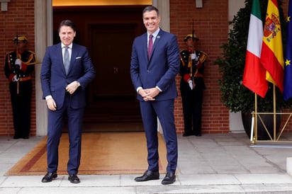 El presidente del Gobierno, Pedro Sánchez (d), recibe al primer ministro italiano, Giuseppe Conte .