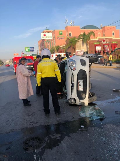 El automóvil terminó volcado sobre su costado derecho luego de subirse al camellón central y chocar contra una palma. (EL SIGLO DE TORREÓN)