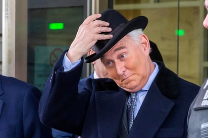 Roger Stone, amigo y exasesor de campaña del mandatario de EUA, Donald Trump, desató otra controversia este domingo después de decirle 'negro' (término considerado despectivo en el país) a un locutor afroamericano en una entrevista. (ARCHIVO)