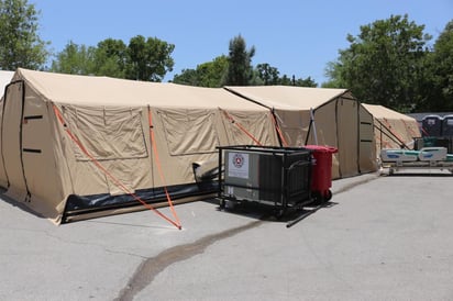 Autoridades del Gobierno del Estado de Coahuila y del municipio de Ciudad Acuña, anunciaron que se ha concluido con la instalación de un hospital móvil del Gobierno Federal, a un costado del Hospital General del Estado y el cual será puesto en funcionamiento, a partir de mañana martes por Miguel Ángel Riquelme Solís, Gobernador del Estado de Coahuila. (RENÉ ARELLANO)