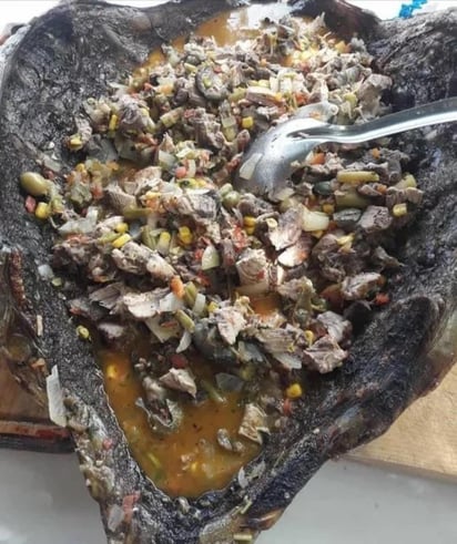 La regidora morenista del norteño municipio de Comondú en Baja California Sur, Erika Venalonzo Camacho, fue criticada en redes sociales debido a una fotografía que expuso donde se observa un carapacho de tortuga caguama con guiso de carne de esta especie catalogada como protegida y en peligro de extinción. (ESPECIAL)