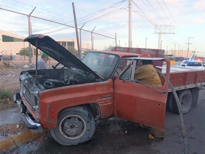 La unidad siniestrada es una camioneta de tres toneladas de la marcha Chevrolet, color naranja, de modelo antiguo, la cual portaba las placas de circulación 1-GEC-86A del estado de Durango.
(EL SIGLO DE TORREÓN)