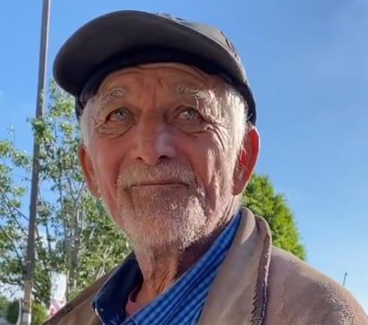 El hombre de la tercera edad, quien vende almohadas en las esquinas, se encontraba corriendo de los jóvenes intentando impedir que le robaran con una piedra. (CAPTURA) 