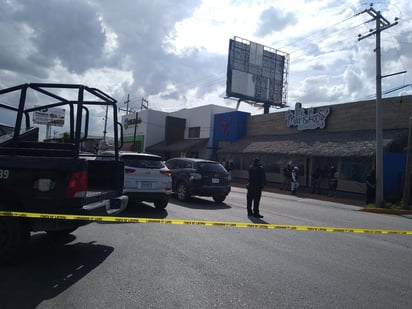 Un abogado fue baleado cuando se encontraba tomando los alimentos en un restaurante de mariscos, ubicado sobre el periférico frente al puente vehicular La Unión, en Torreón. (EL SIGLO DE TORREÓN)