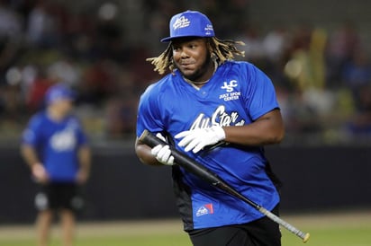 Los Azulejos de Toronto tienen el presentimiento que instalar a Vladimir Guerrero Jr. en otra posición defensiva permitirá a su joven estrella tener una mayor producción en el plato. (ARCHIVO)