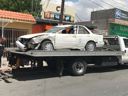 El vehículo Nissan Tsuru se impactó contra un automóvil estacionado y terminó volcado en medio de la carretera. (EL SIGLO DE TORREÓN)