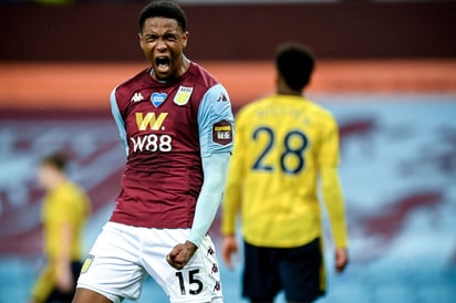 Ezri Konsa del Aston Villa, celebra luego de que su equipo venció 1-0 al Arsenal para salir de zona de descenso a falta de una jornada para que culmine la Liga Premier. (EFE)