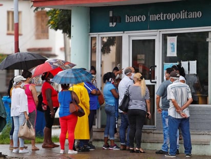 La COVID-19 repuntó este miércoles en Cuba con 13 contagios localizados en las provincias de Artemisa y Villa Clara, en contraste con las bajas cifras de las últimas dos semanas. (EFE) 