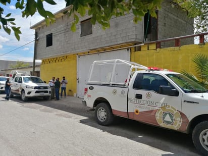 Elementos de Protección Civil acudieron este miércoles al lugar de los hechos en calle Verano sin número de la colonia Miguel de la Madrid, junto con personal de Plazas y Mercados y del Juzgado Administrativo para realizar el cierre del mismo.
(EL SIGLO DE TORREÓN)