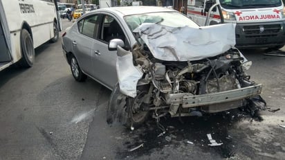 Un conductor lesionado y daños materiales por 180 mil pesos, arrojó de saldo una fuerte colisión entre dos vehículos en el crucero del bulevar Revolución y calzada Colón, de la zona centro de Torreón. (EL SIGLO DE TORREÓN)