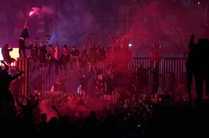 Mientras el Liverpool festejaba el campeonato de la Premier League 2019-20, sin aficionados en las gradas de Anfield, decenas de fanáticos acudieron a las inmediaciones del recinto para unirse a la celebración.  (ARCHIVO)