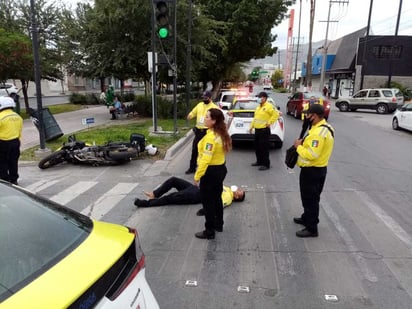 Al lugar acudieron, además de los paramédicos de Cruz Roja, varios compañeros del elemento lesionado. (EL SIGLO DE TORREÓN)