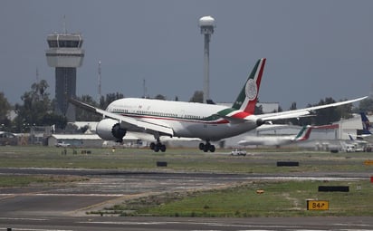 Vista ayer de la llegada del avión presidencial al aeropuerto Internacional de la Ciudad de México.