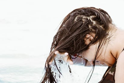 El tema de cada cuándo lavar el cabello suele levantar opiniones muy variadas ya que algunas personas no parecen cómodas con la idea de dejarlo así por mucho tiempo.  (ESPECIAL)